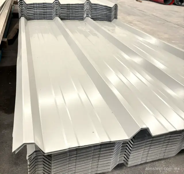 Estiba de lámina americana blanca en la bodega