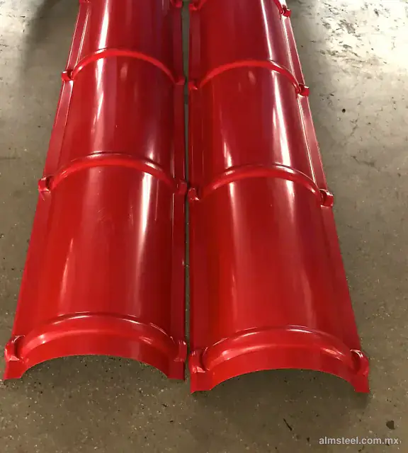 Caballetes rojos para teja con sus nervios