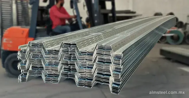 Estiba de losacero galvanizado lista para cargarse en la bodega