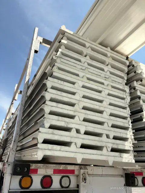 Panel techo apilado sobre la plataforma, listo para entrega