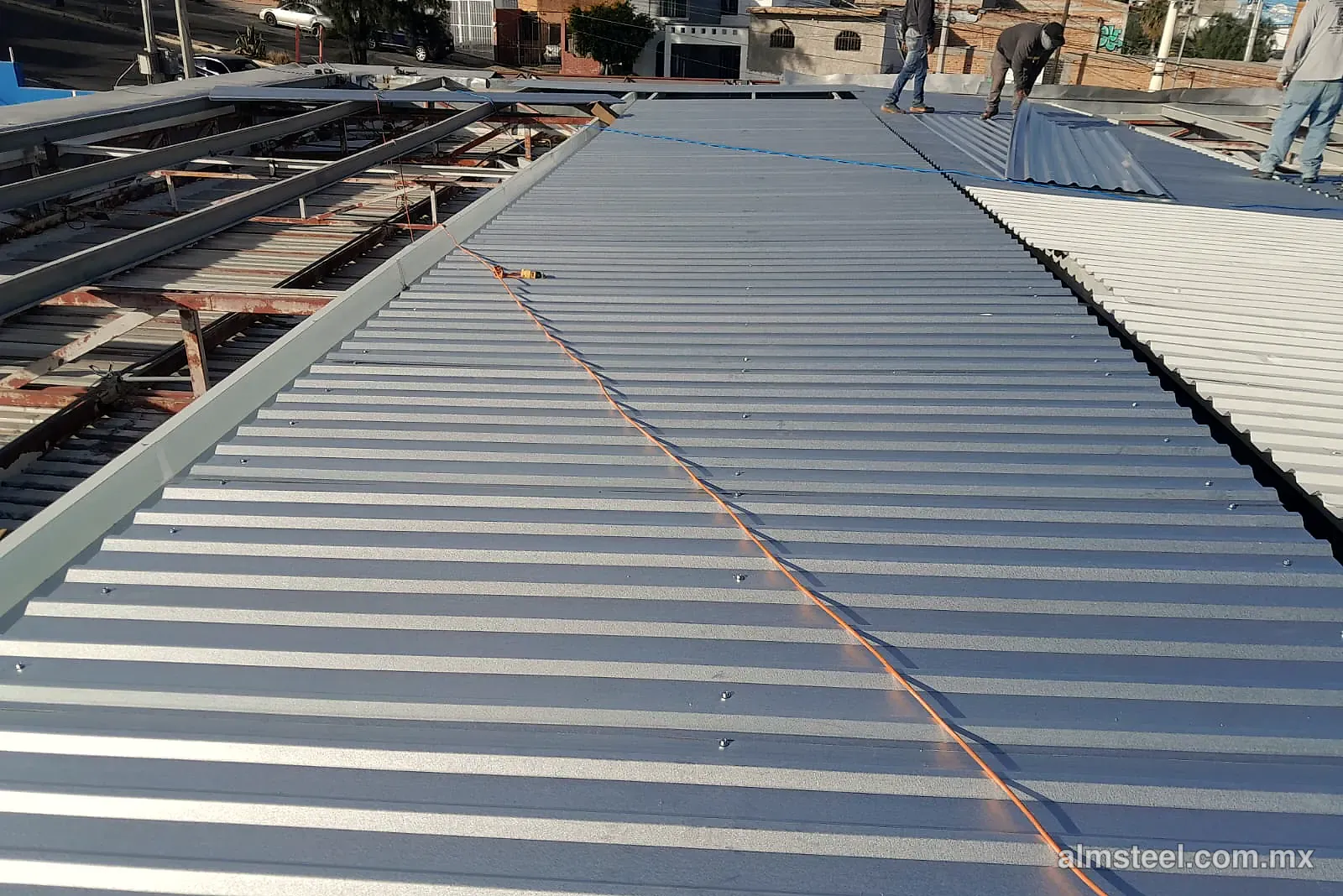 Lámina acanalada nueva junto a la estructura del techo anterior