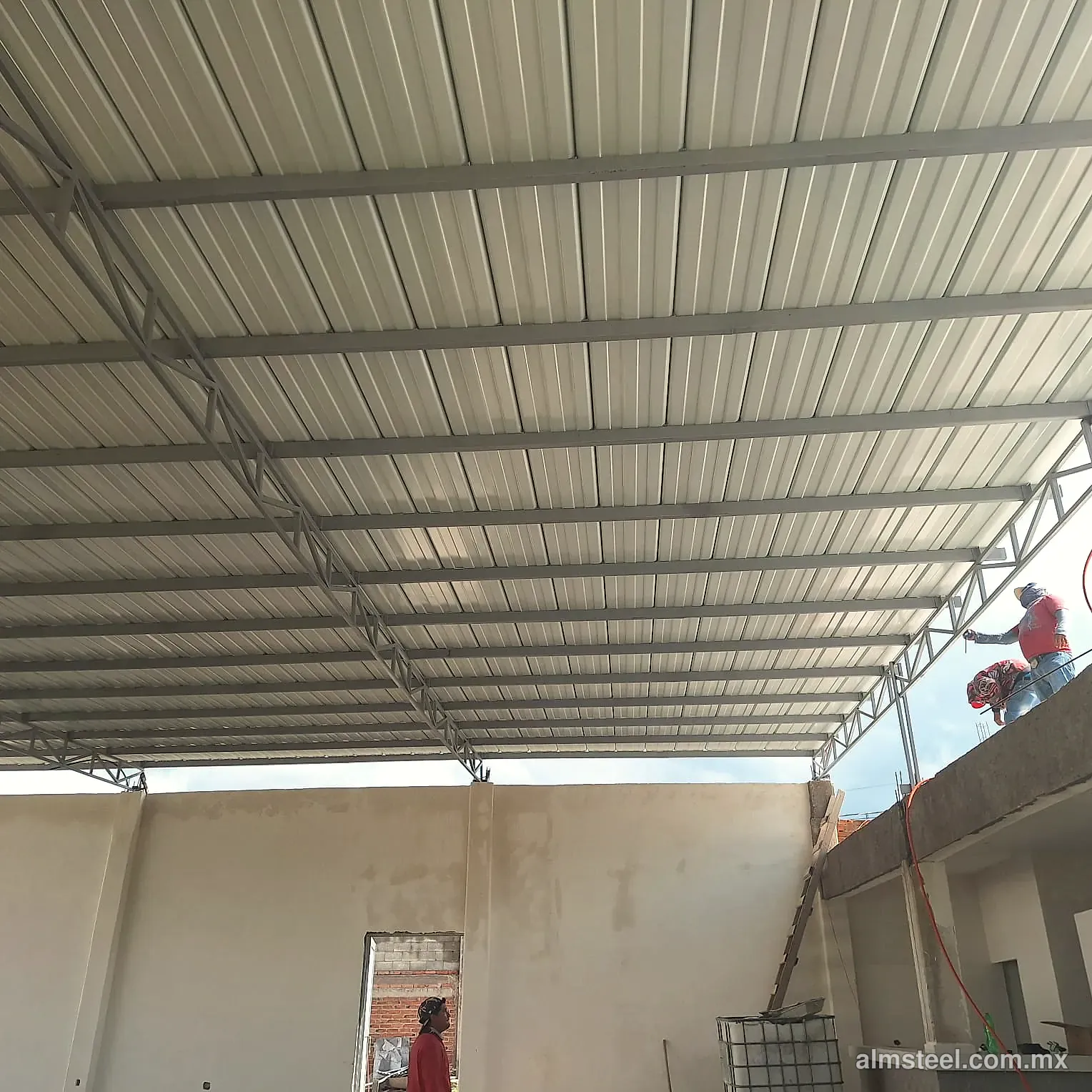 Cubierta de KR-18 terminada con el equipo trabajando en el muro