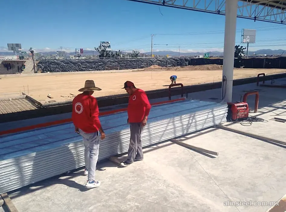Paquetes de plafón gasolinero recién entregados en la obra